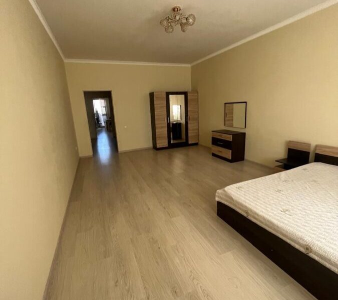 3-комнатная квартира, 180 м²